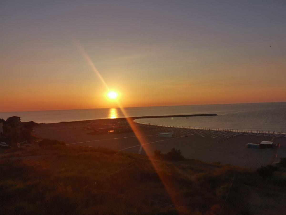 Sunrise Beachfront Relax Residence Констанца Екстериор снимка
