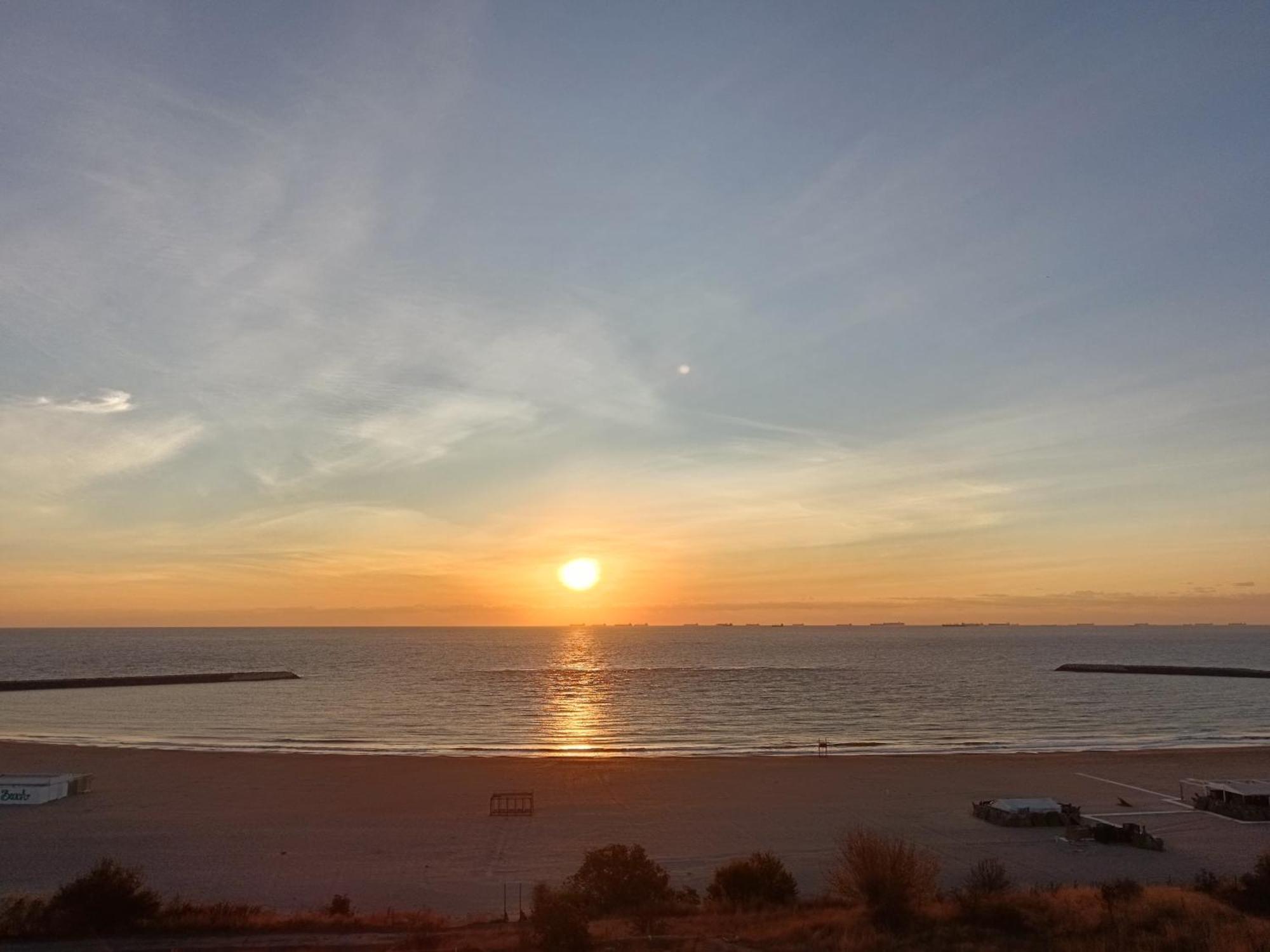 Sunrise Beachfront Relax Residence Констанца Екстериор снимка